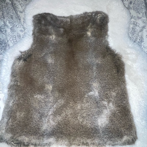 ARITZIA (Talula Park Slope Faux Fur Vest ) - Picture 9 of 10